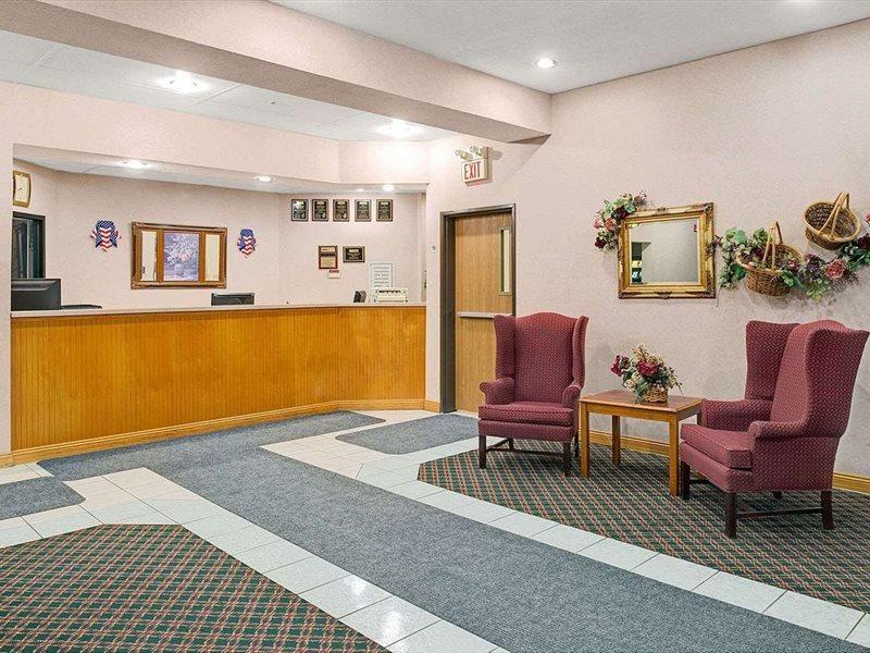 Travelodge by Wyndham St. Louis Berkeley Eksteriør billede