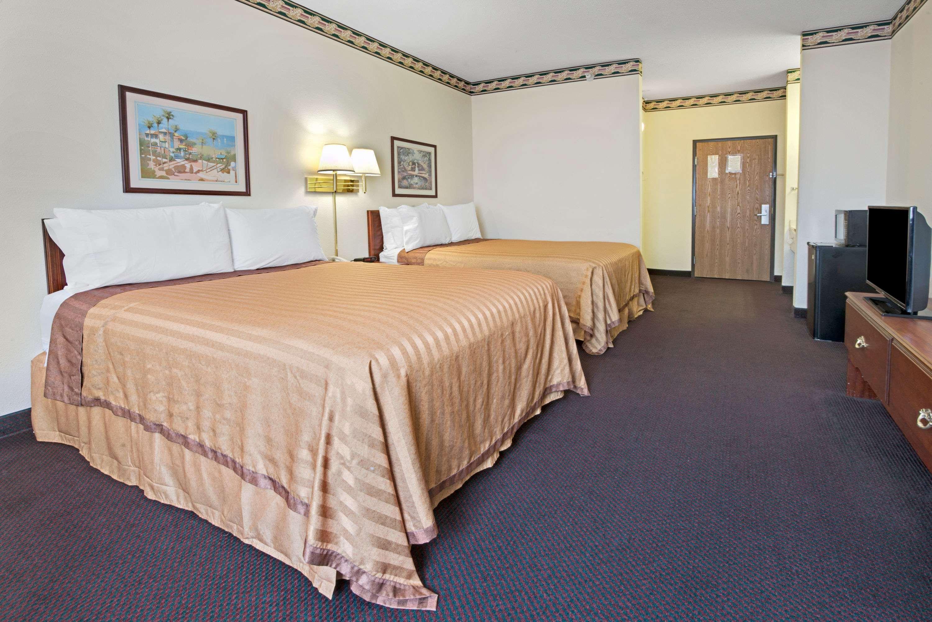 Travelodge by Wyndham St. Louis Berkeley Eksteriør billede