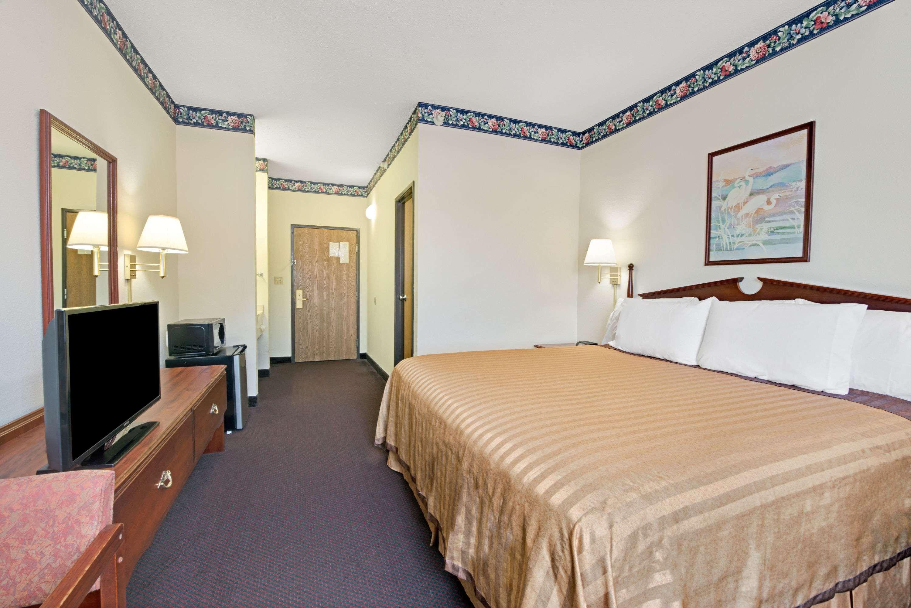 Travelodge by Wyndham St. Louis Berkeley Eksteriør billede