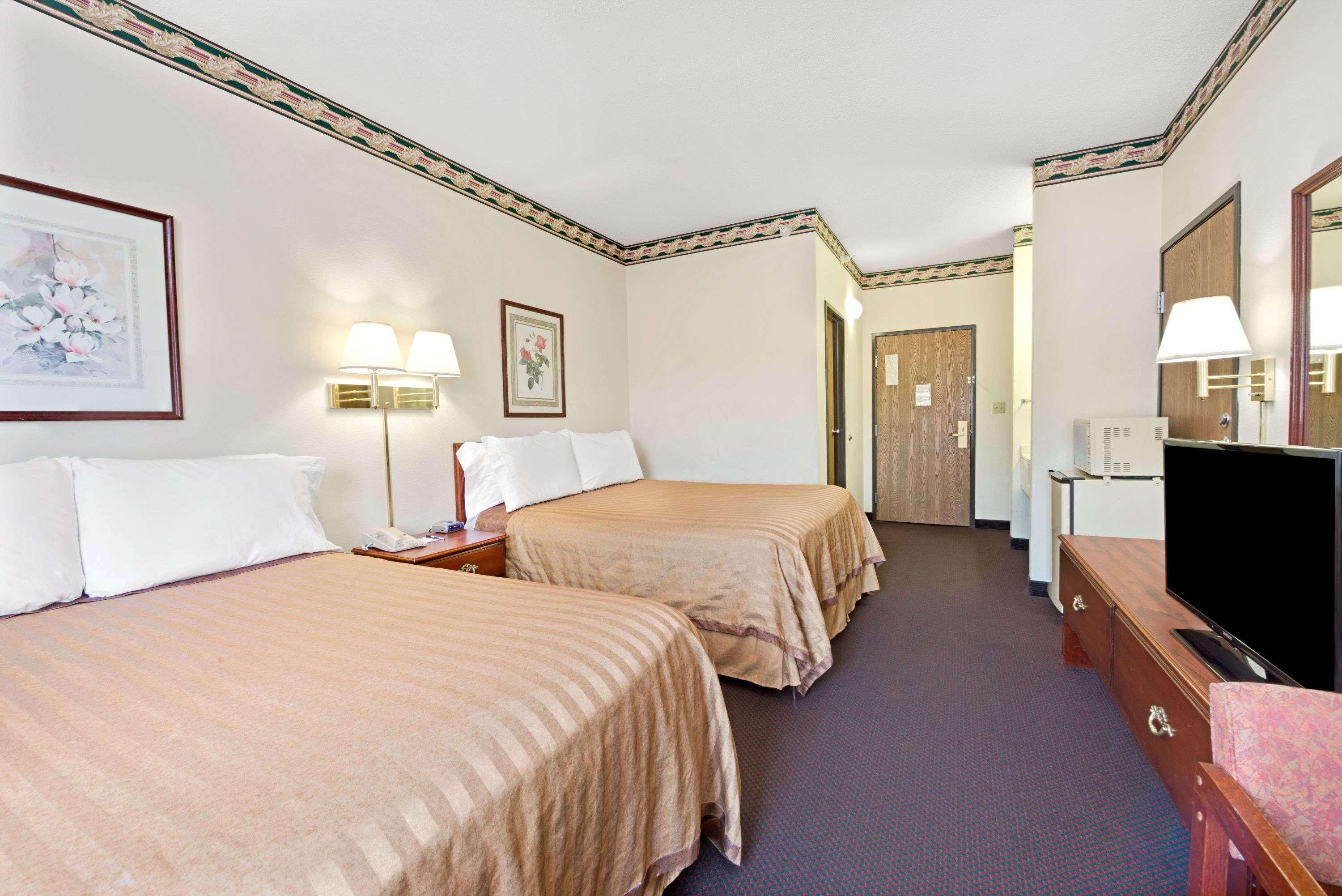 Travelodge by Wyndham St. Louis Berkeley Eksteriør billede