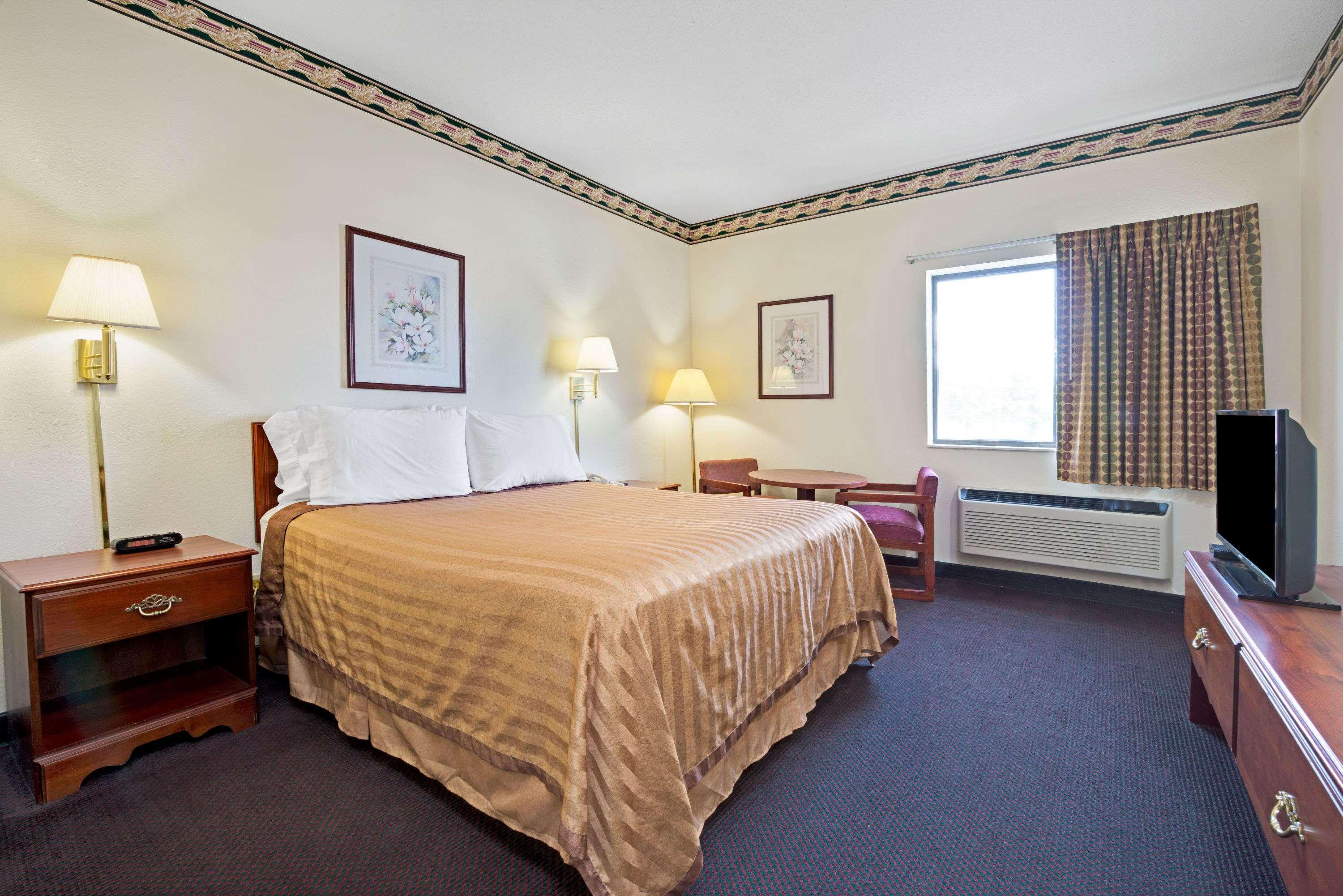 Travelodge by Wyndham St. Louis Berkeley Eksteriør billede