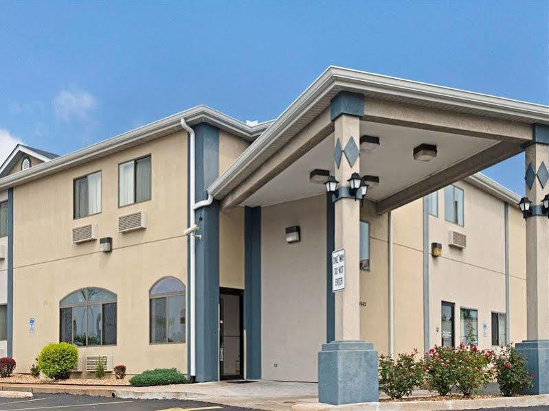 Travelodge by Wyndham St. Louis Berkeley Eksteriør billede